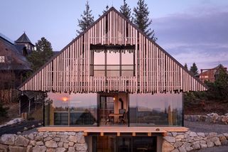 Vypadá jako valašský srub. Uvnitř ale tato horská chata překvapí luxusem i tajným wellness
